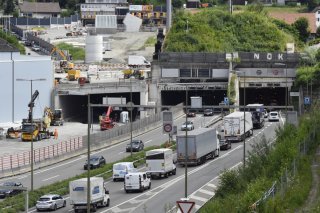 Le tunnel du Gubrist a dû être fermé en direction de l'Est à cause de la rupture d'une conduite d'eau (archives). KEYSTONE/WALTER BIERI